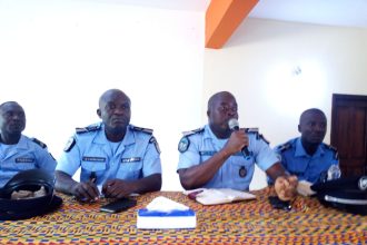 Sécurité : Les chefs des villages d’Anyama félicitent le commissaire Eric Koua et ses collaborateurs