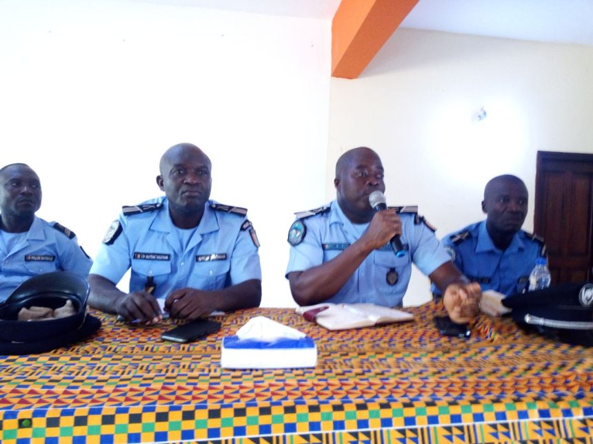 Sécurité : Les chefs des villages d’Anyama félicitent le commissaire Eric Koua et ses collaborateurs