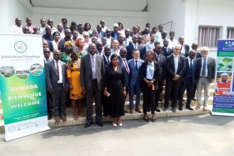 Les participants et officiels à l’ouverture de l’atelier