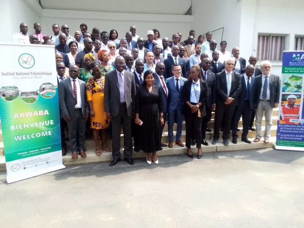 Les participants et officiels à l’ouverture de l’atelier