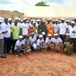 Photo de famille après la campagne de sensibilisation sur le VIH Sida, la COVID 19 et la sécurité routière dans des villages de Bocanda