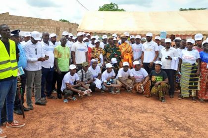 Photo de famille après la campagne de sensibilisation sur le VIH Sida, la COVID 19 et la sécurité routière dans des villages de Bocanda
