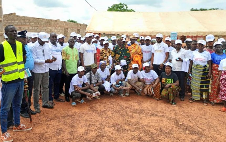 Photo de famille après la campagne de sensibilisation sur le VIH Sida, la COVID 19 et la sécurité routière dans des villages de Bocanda