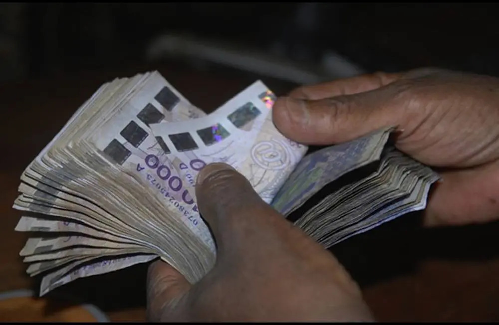 Des billets de francs CFA