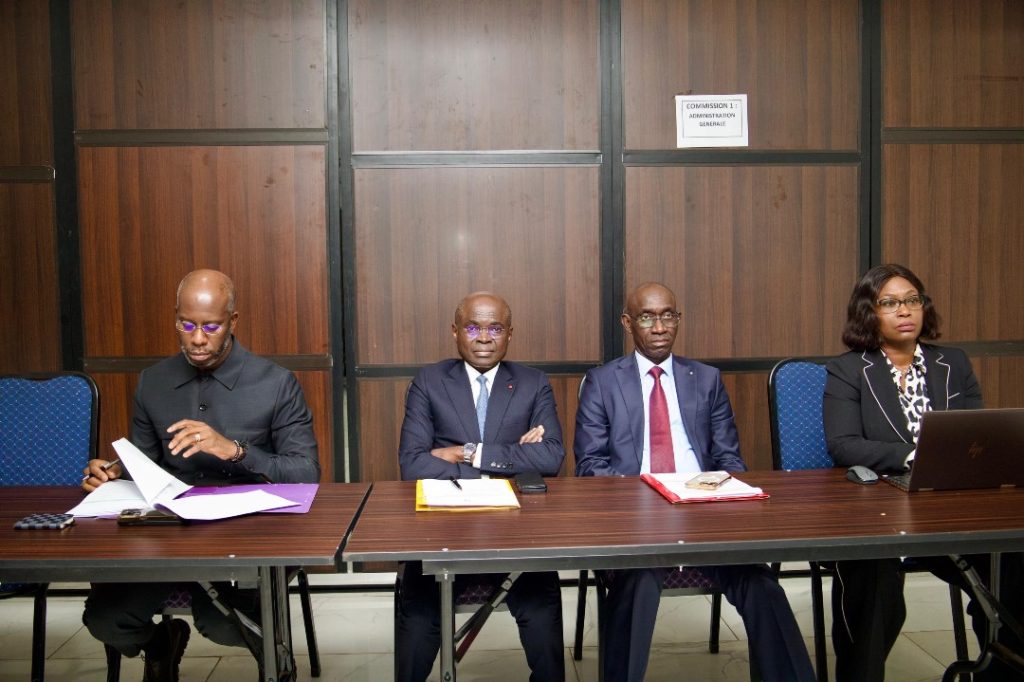 Jean Martial Adou, directeur de Cabinet, représentant le ministre de la Communication Amadou Coulibaly (au centre)