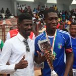 Le capitaine de l'équipe italienne recevant le trophée