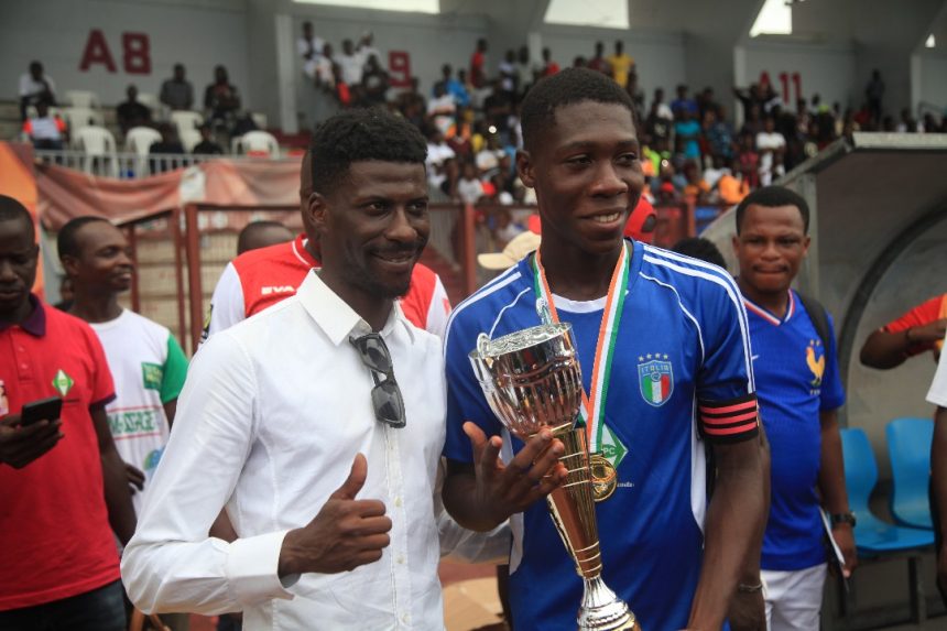 Le capitaine de l'équipe italienne recevant le trophée