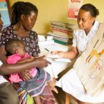 Une famille suivant les conseils d'un médecin