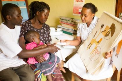 Une famille suivant les conseils d'un médecin
