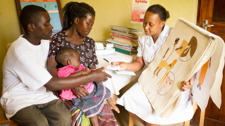 Une famille suivant les conseils d'un médecin