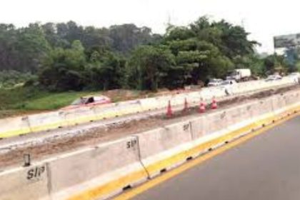 La construction d'une voie rapide à Abidjan