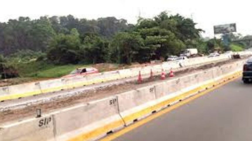 La construction d'une voie rapide à Abidjan