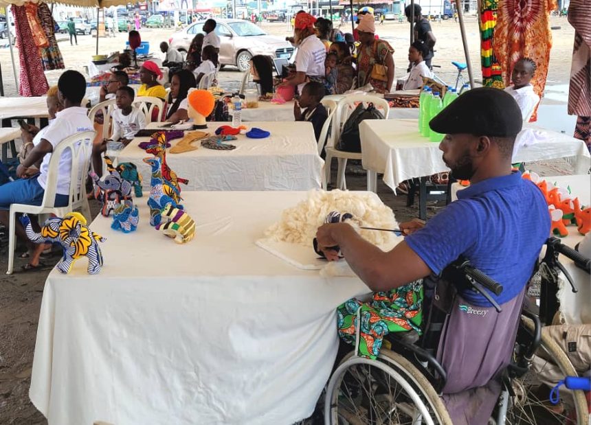 Les personnes handicapées de Koumassi ont partagé un repas lors de cette rencontre