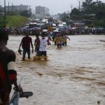 Les personnes traversant une voie inondée (photo d'archive)