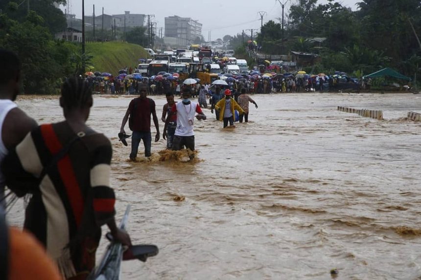 Les personnes traversant une voie inondée (photo d'archive)