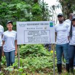 Les membres de la Fondation YeS et de MANSA BANK lors de ce planting d'arbre