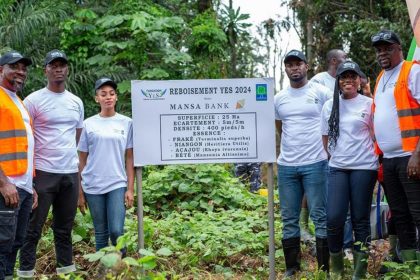 Les membres de la Fondation YeS et de MANSA BANK lors de ce planting d'arbre