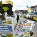 Un vendeur de journaux à Abidjan