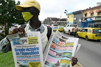 Un vendeur de journaux à Abidjan