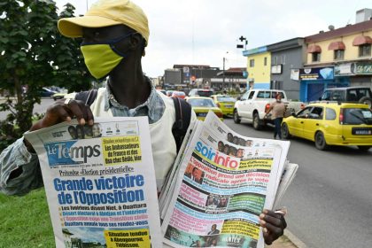 Un vendeur de journaux à Abidjan