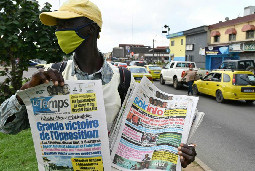 Un vendeur de journaux à Abidjan