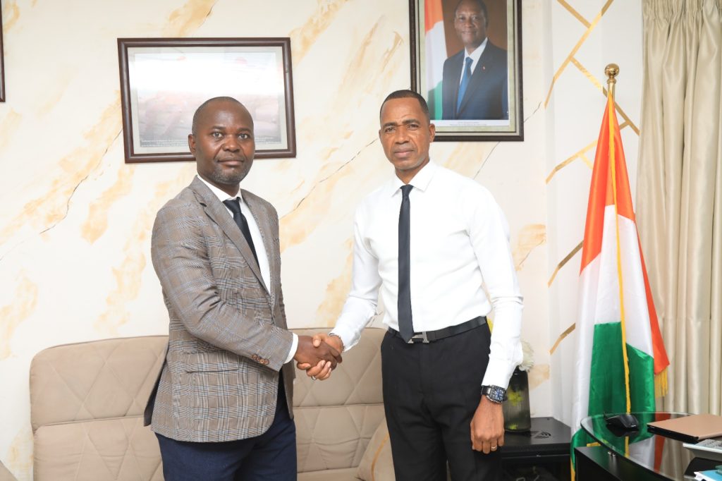 Yamoussa Coulibaly avec un collaborateur