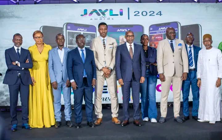 Photo de famille après la cérémonie de lancement