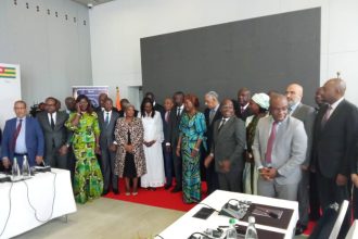 La ministre de l'Economie, du Plan et du Développement, Kaba Nialé et les personnalités de la rencontre