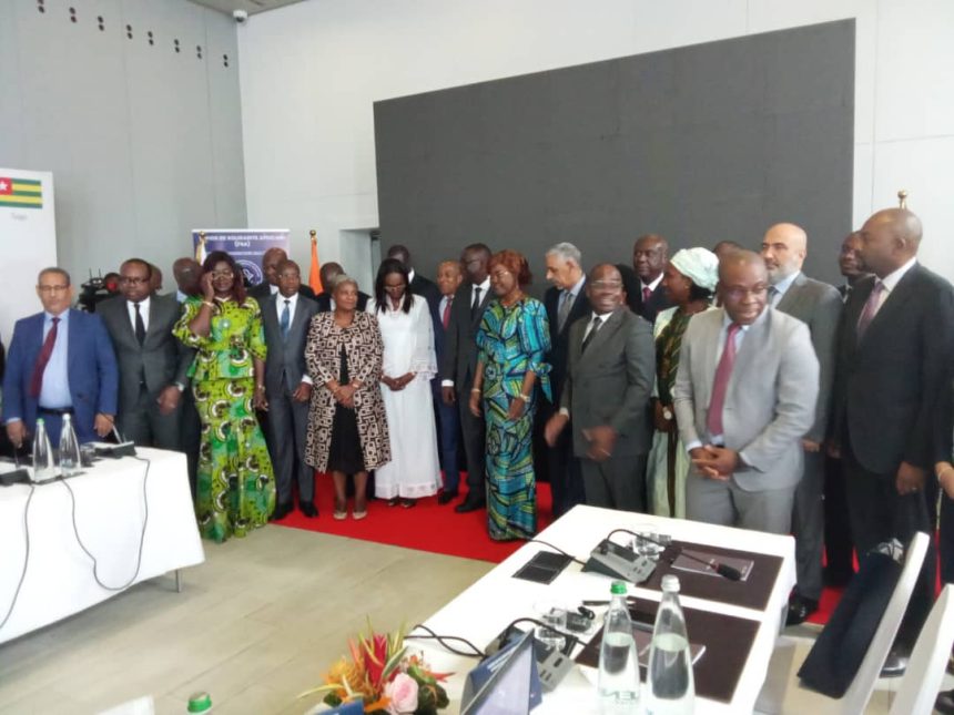 La ministre de l'Economie, du Plan et du Développement, Kaba Nialé et les personnalités de la rencontre