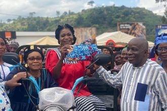 Dr Albert Flindé et les femmes du District Autonome des Montagnes