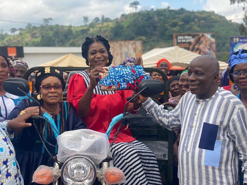 Dr Albert Flindé et les femmes du District Autonome des Montagnes