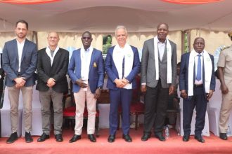 Photo de famille à la cérémonie de pose de la première pierre