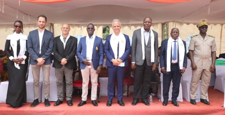 Photo de famille à la cérémonie de pose de la première pierre