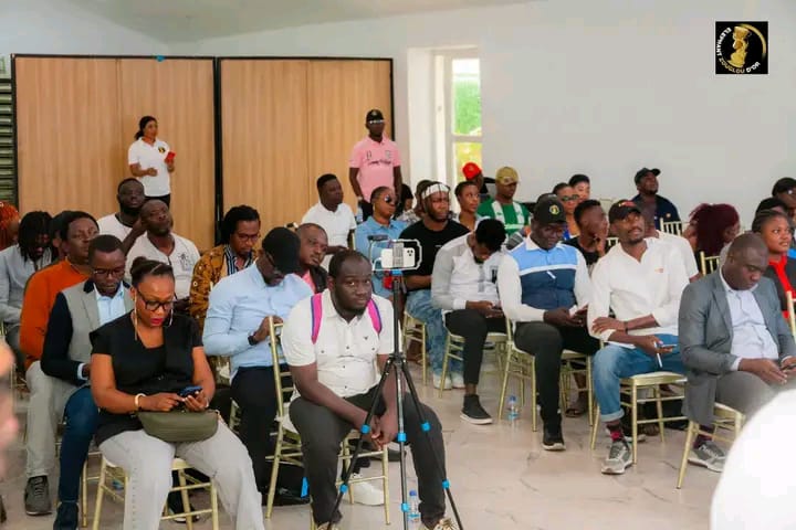 Les acteurs des médias à la conférence de presse