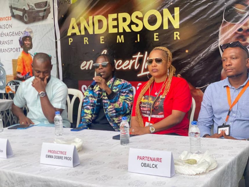 L'artiste Anderson 1er intervenant lors de la conférence de presse