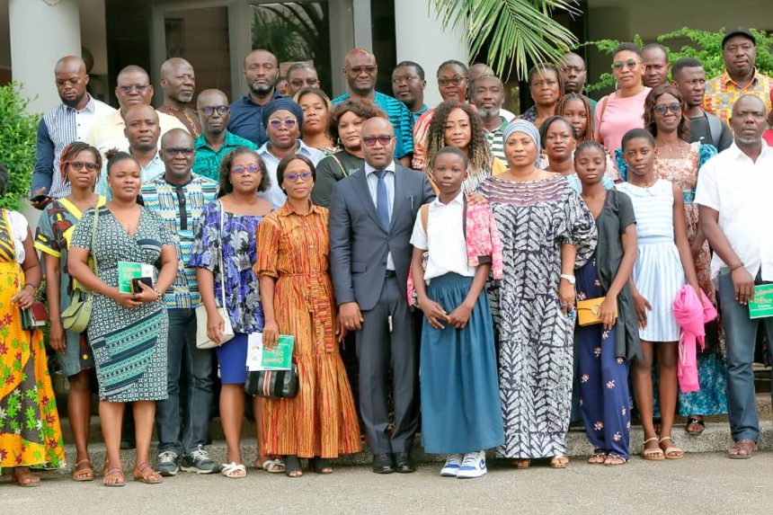 Les enfants en colonie et leurs encadreurs