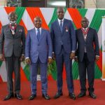 Le Ministre Jean Sansan Kambilé entouré des trois bénéficiaires