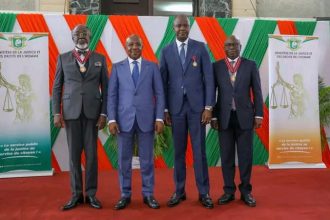Le Ministre Jean Sansan Kambilé entouré des trois bénéficiaires