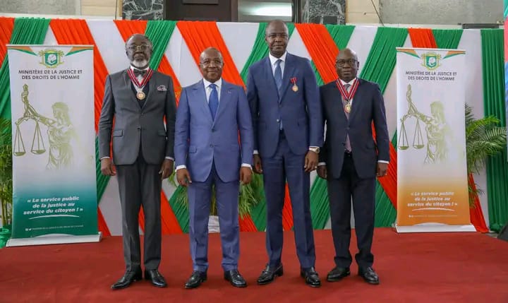 Le Ministre Jean Sansan Kambilé entouré des trois bénéficiaires