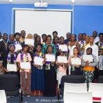 Les adolescents heureux de recevoir leur diplôme de fin de formation