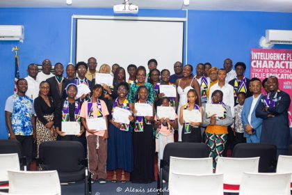 Les adolescents heureux de recevoir leur diplôme de fin de formation