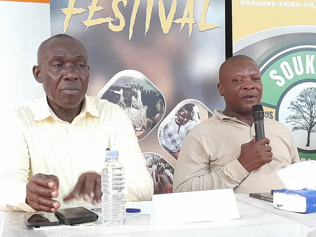 Le Commissaire général du Soukalo festival, Lago Patrice, micro en main