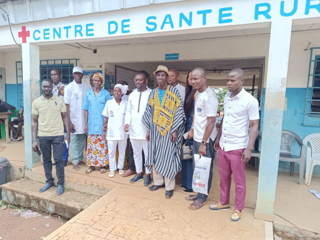 Le personnel du centre de santé et donateurs