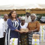 Myss Belmonde Dogo remettant les dons du gouvernement