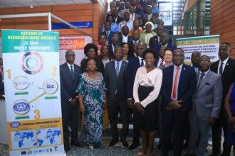Photo de famille des officiels et participants de l'atelier