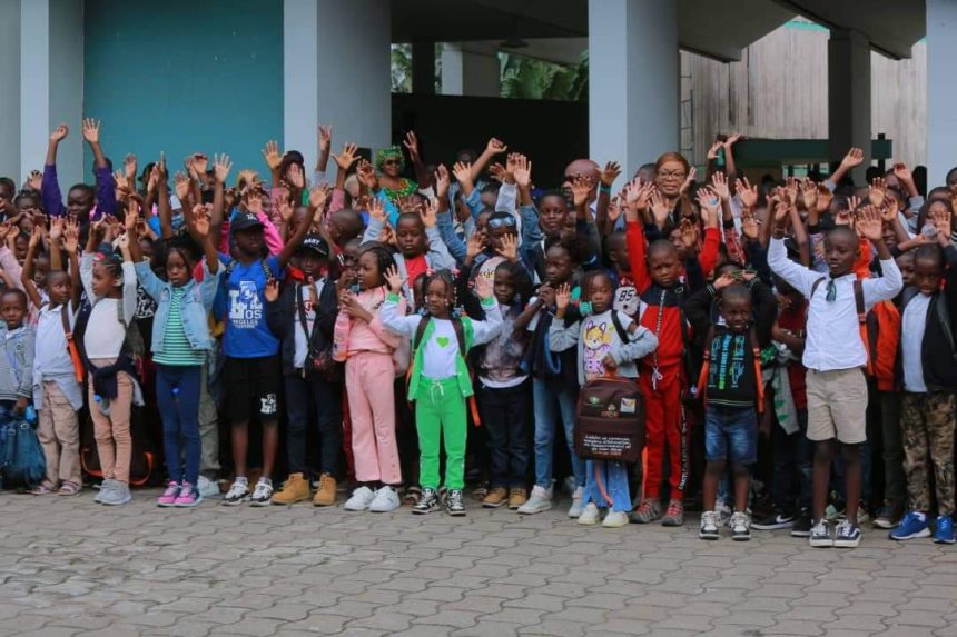 Les enfants avant leur départ pour la Cité du Poro