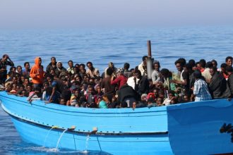 Les migrants dans leur embarcation
