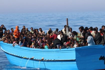 Les migrants dans leur embarcation