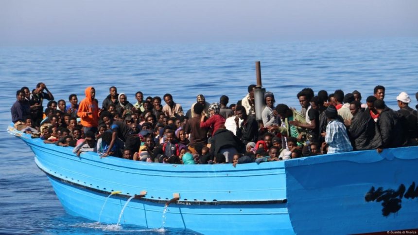 Les migrants dans leur embarcation