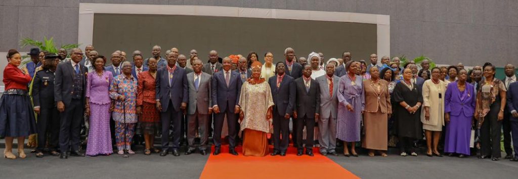 Photo de famille des récipiendaires avec le garde des sceaux, ministre de la justice et des droits de l'homme.